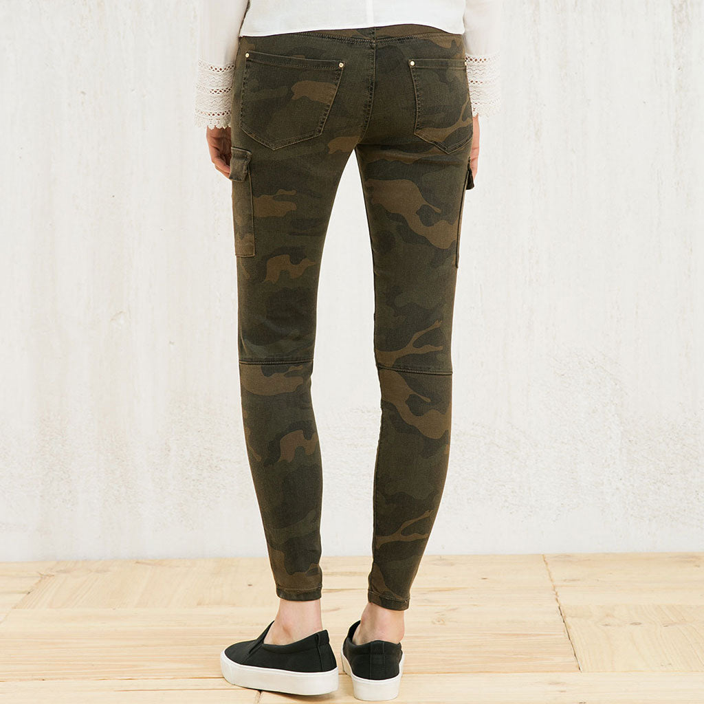 Klassische Skinny Jeans mit aufgesetzten Taschen und mittlerer Taille im Camouflage-Print - Grün