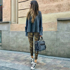 Klassische Skinny Jeans mit aufgesetzten Taschen und mittlerer Taille im Camouflage-Print - Grün