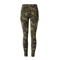 Klassische Skinny Jeans mit aufgesetzten Taschen und mittlerer Taille im Camouflage-Print - Grün