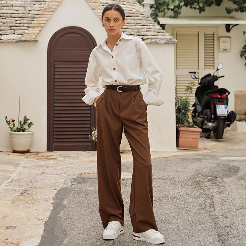 Klassische, maßgeschneiderte Hose mit hoher Taille und geradem Bein, schrägen Taschen und Bundfalten - Braun