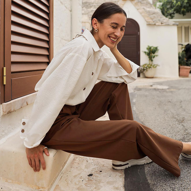 Klassische, maßgeschneiderte Hose mit hoher Taille und geradem Bein, schrägen Taschen und Bundfalten - Braun