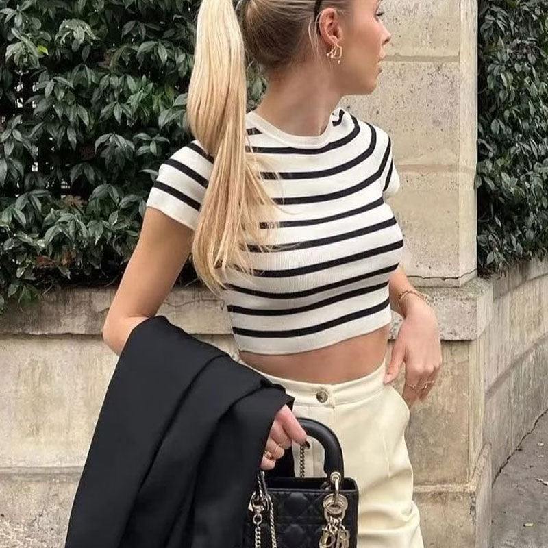 Elegantes Crop Top mit Rundhalsausschnitt und kurzen Ärmeln und Streifenmuster - Schwarz