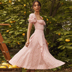 Maxi-Sommerkleid mit Gänseblümchen-Print, Puffärmeln und hohem Schlitz - Rosa