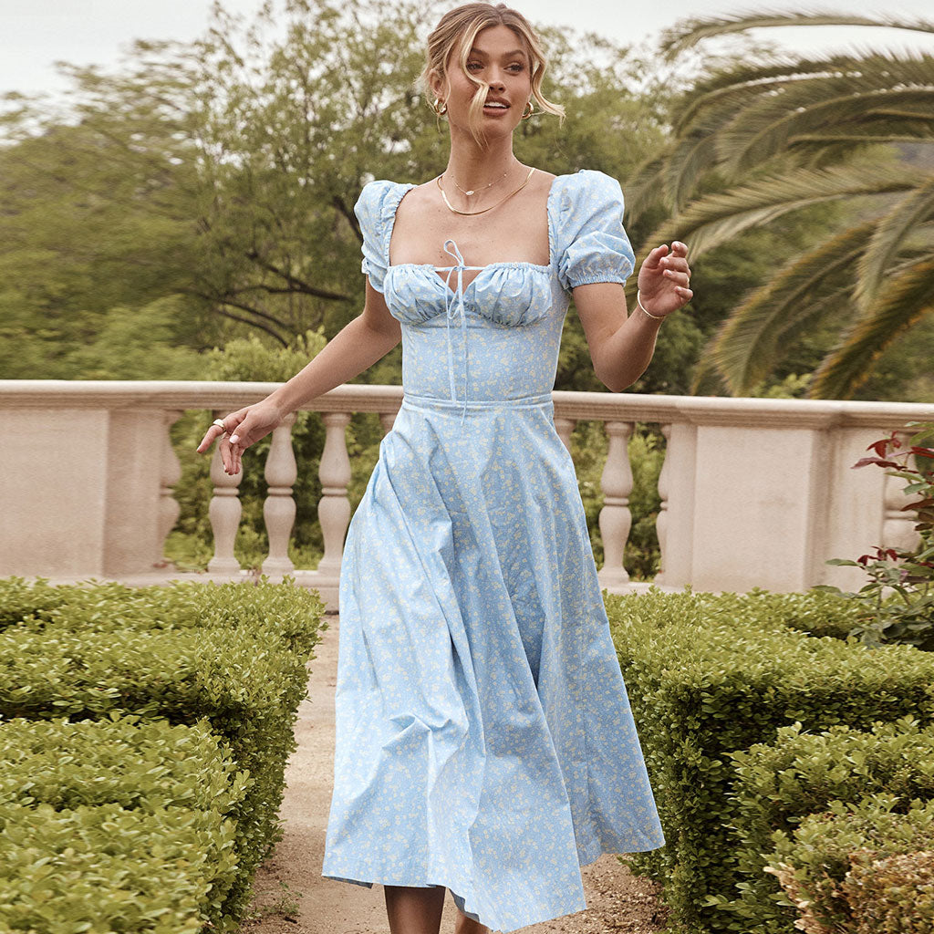 Maxi-Sommerkleid mit Gänseblümchen-Print, Puffärmeln und hohem Schlitz - Himmelblau