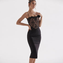 Robe de cocktail mi-longue moulante en satin brillant avec corset en dentelle florale - Noir