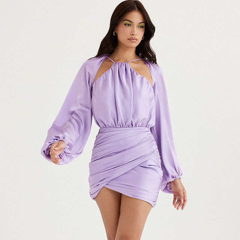 Robe courte dos nu en satin brillant à fronces et manches évasées - Violet