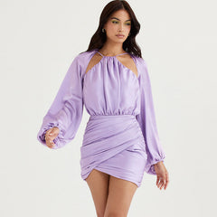 Robe courte dos nu en satin brillant à fronces et manches évasées - Violet