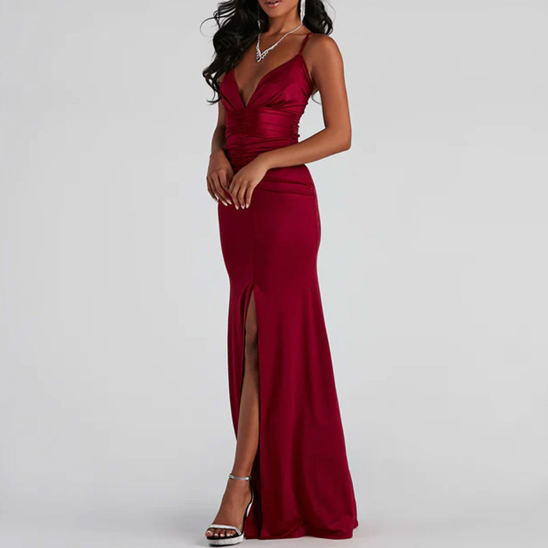 Robe longue en satin brillant froncé avec décolleté en V profond et dos nu - Rouge