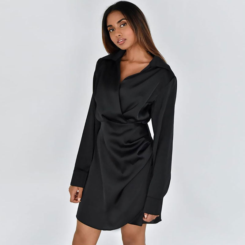 Robe chemise courte à manches longues et col en V en satin brillant froncé - Noir