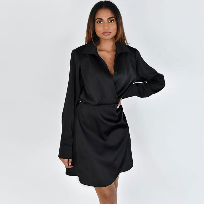 Robe chemise courte à manches longues et col en V en satin brillant froncé - Noir