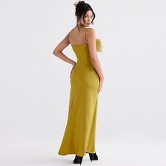 Robe longue de soirée en satin brillant de couleur unie avec fausses plumes - Vert