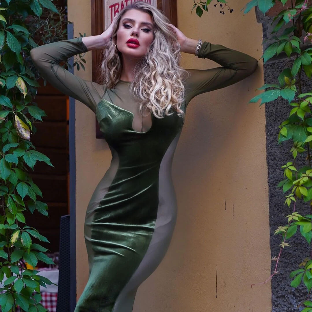 Superbe robe longue transparente à manches longues et col montant en velours avec empiècement en maille - Vert