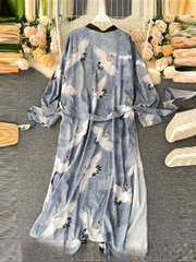 Robe longue kimono en polyester bleu imprimé œuvre d'art