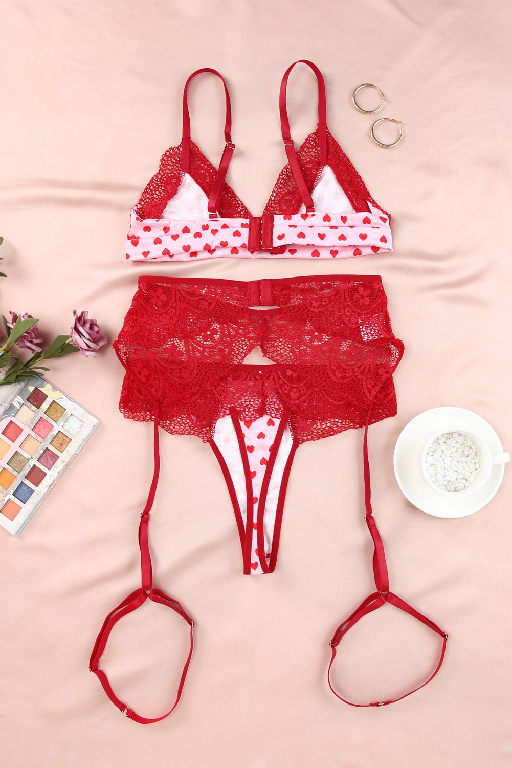 Valentinstags-Dessous-Set mit Spitzenbesatz und Herzmuster