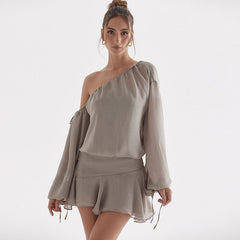 Robe courte asymétrique en mousseline de soie avec ourlet à volants et manches évasées - Gris