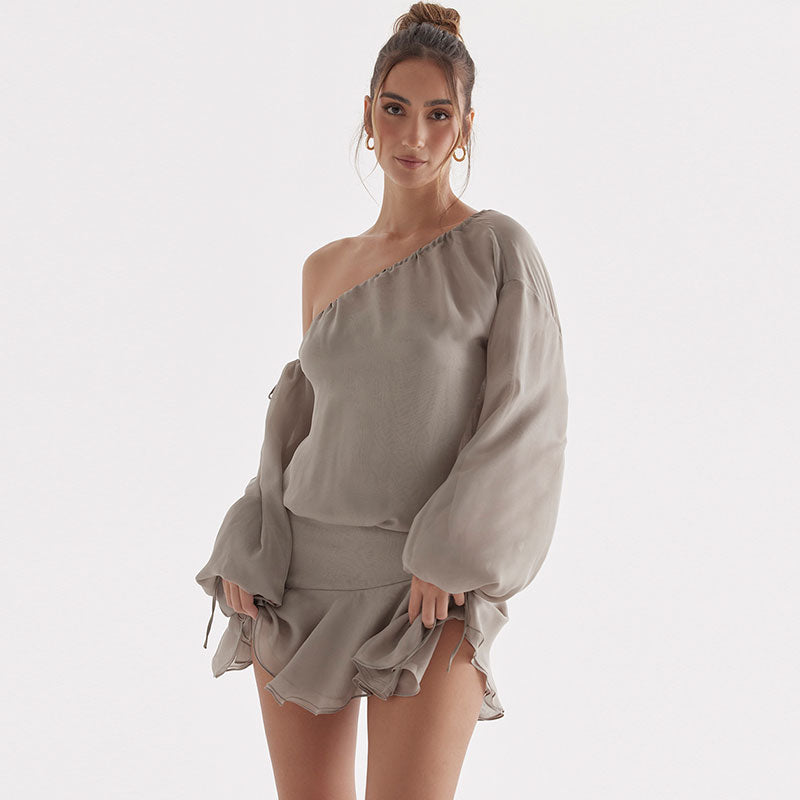 Robe courte asymétrique en mousseline de soie avec ourlet à volants et manches évasées - Gris