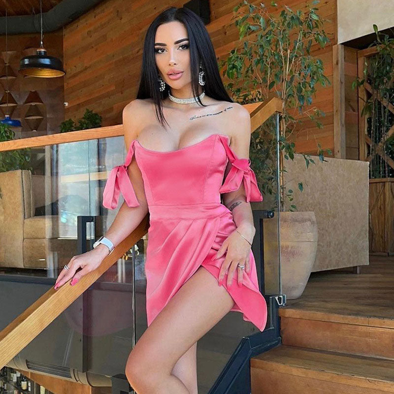 Einfarbiges, figurbetontes Minikleid mit Bindebändern und gerüschtem Wickelbesatz - Rosa