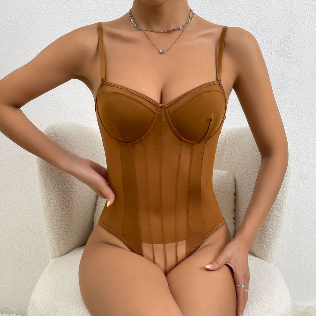 Bodysuit aus transparentem Netzstoff mit vertikalen Streifen und hohem Beinausschnitt und Herzausschnitt - Kaffee