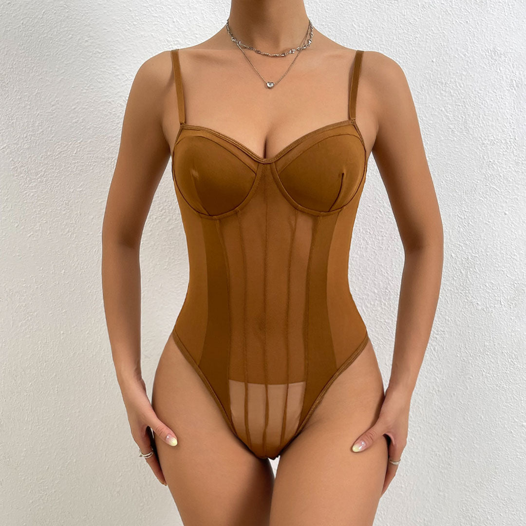 Bodysuit aus transparentem Netzstoff mit vertikalen Streifen und hohem Beinausschnitt und Herzausschnitt - Kaffee