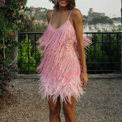 Robe courte à encolure dégagée et paillettes scintillantes avec plumes et franges - Rose