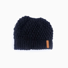 Stilvolle Beanie mit Pferdeschwanz und Perlmuster für den Winter