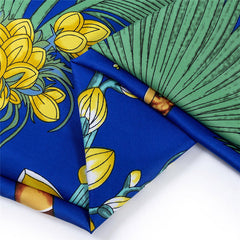 Foulard carré surdimensionné en sergé de soie à imprimé tropical - Klein Blue