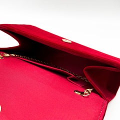 Pochette vintage en faux daim avec rabat et bordure fleurie et poignée froncée - Rouge