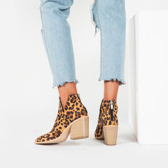 Wilde Stiefeletten aus Wildleder mit spitzer Zehenpartie, Kerbenbesatz und klobigem Absatz - Leopard